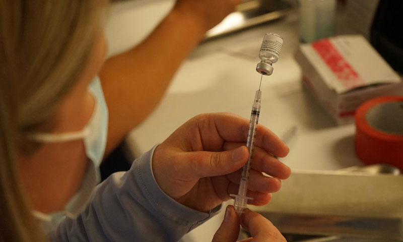 Un professionnel de la santé prépare une dose de vaccin contre la COVID-19 aux studios Universal Hollywood de Los Angeles, Californie, les États Unis, Juin 18, 2021.
